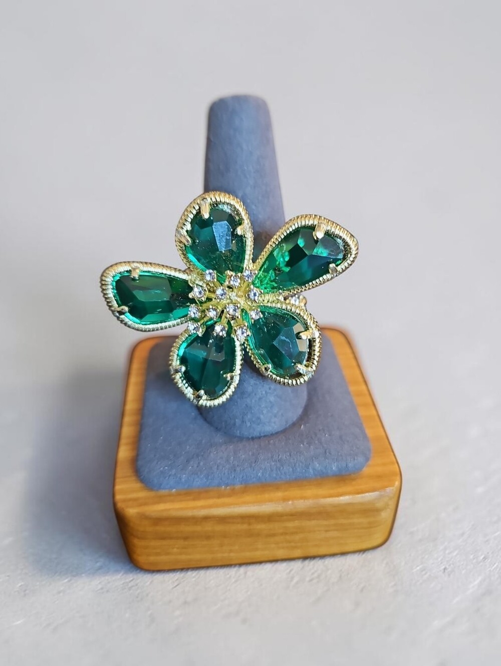 Piper Nwt. Gold-Trim Green Crystal Flower Ring